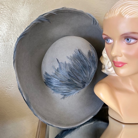 SHOWSTOPPER DESIGNER JACK MCCONNELL GRAY FELT WIDE BRIM HAT + BLUE/GRAY FEATHERS - Picture 11 of 13
